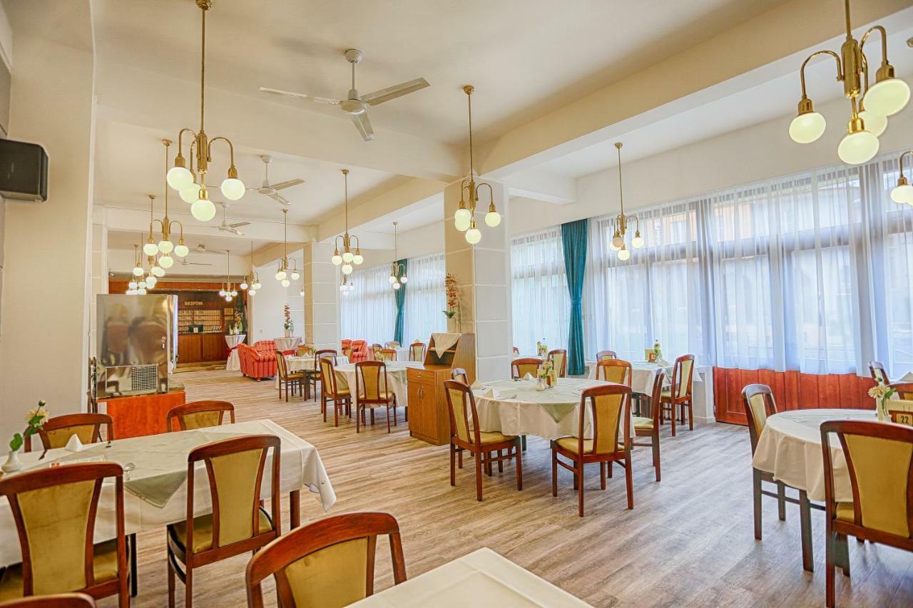 Ensana Jalta Hotell Piest'any Exteriör bild
